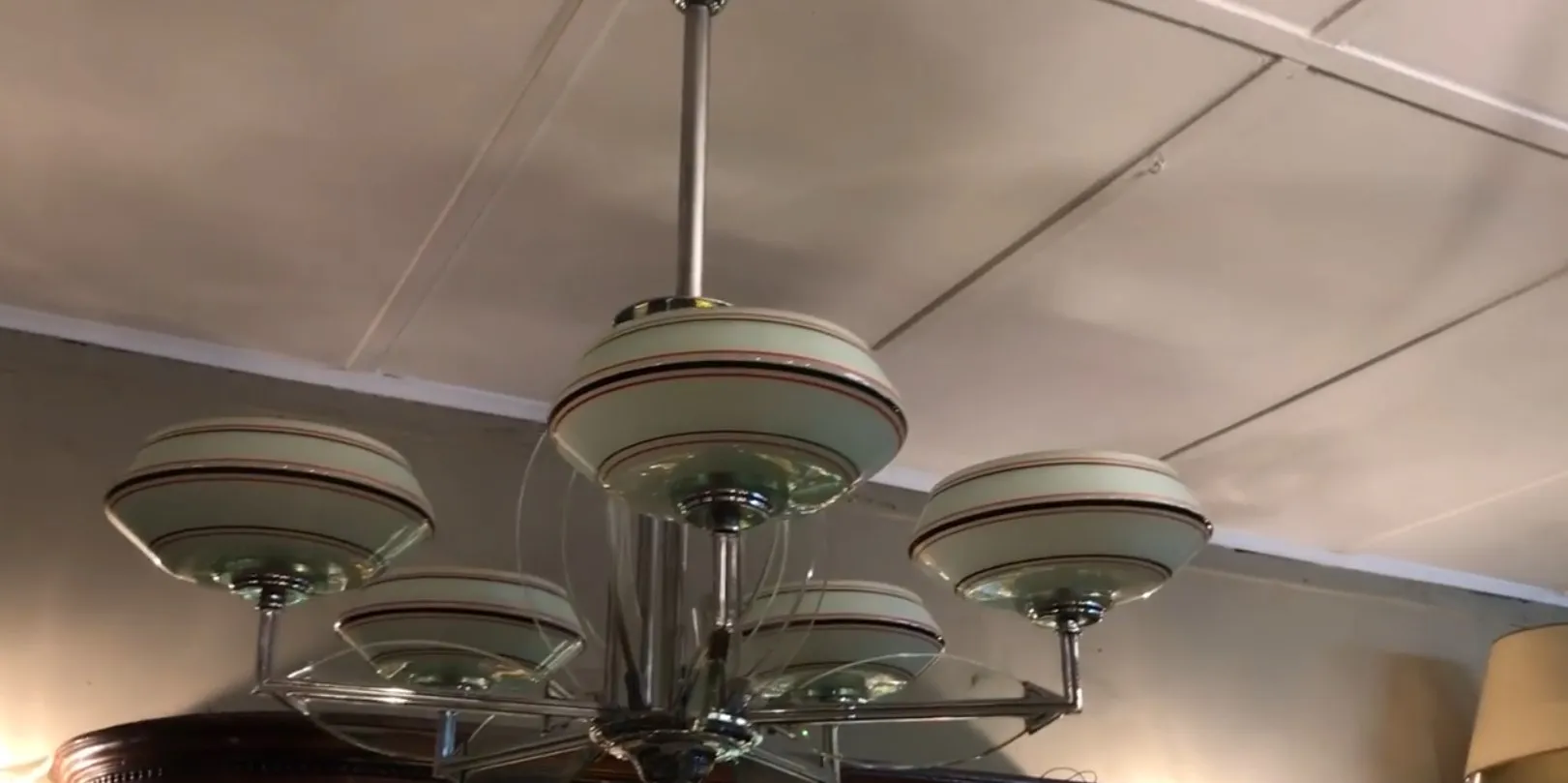 古いハンギングランプ、6つの丸いシェードとエレガントな詳細を持つ。