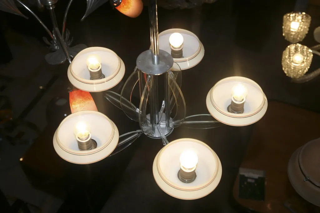 lampada a sospensione antica con più luci accese