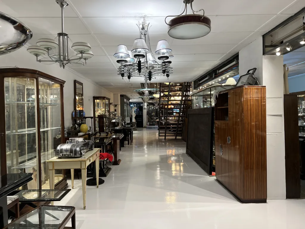 Lampada a sospensione antica con design classico.