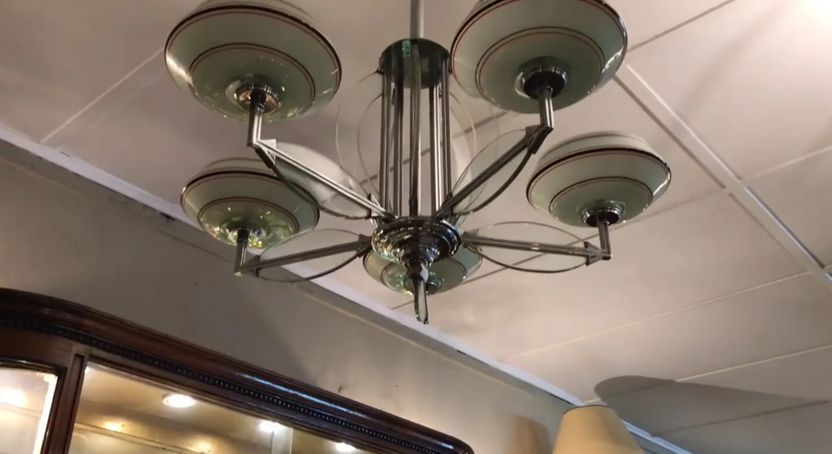 Antike Hängelampe mit Glaskappen in einem eleganten Ambiente.