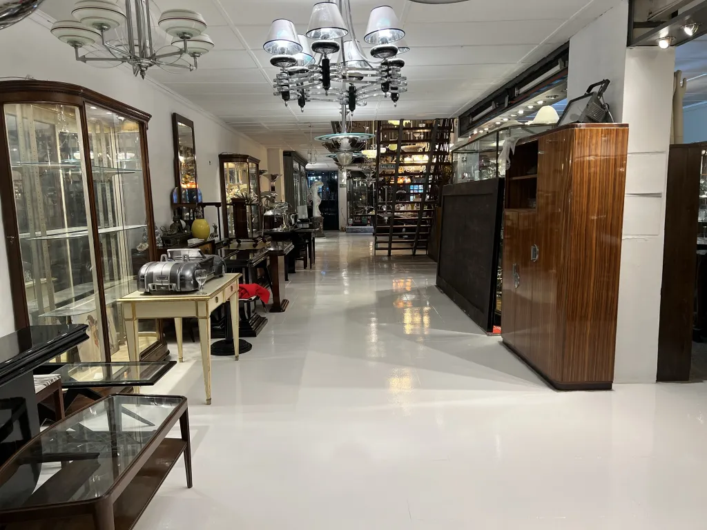 lâmpada de teto antiga em um ambiente de colecionador com vitrine