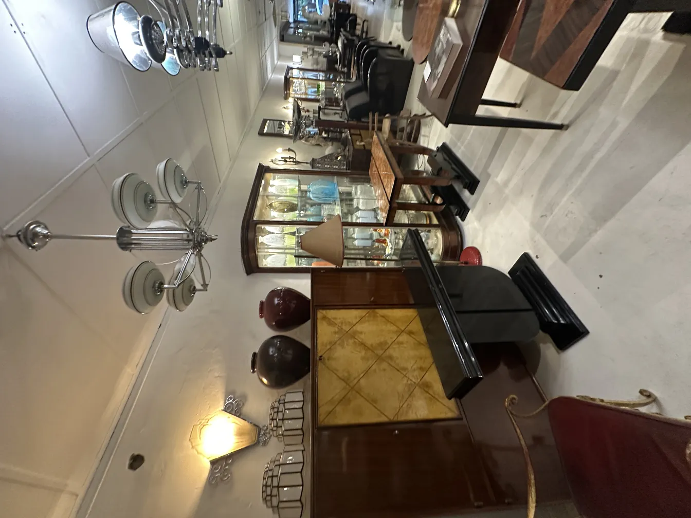 Antike Hängelampe mit klassischem Design, beleuchtet eine elegante Atmosphäre