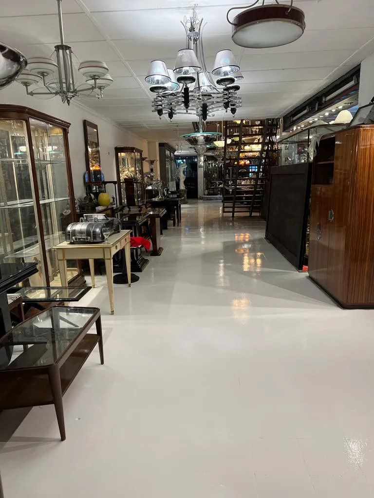 Lâmpada de teto antiga com design clássico em um ambiente elegante.