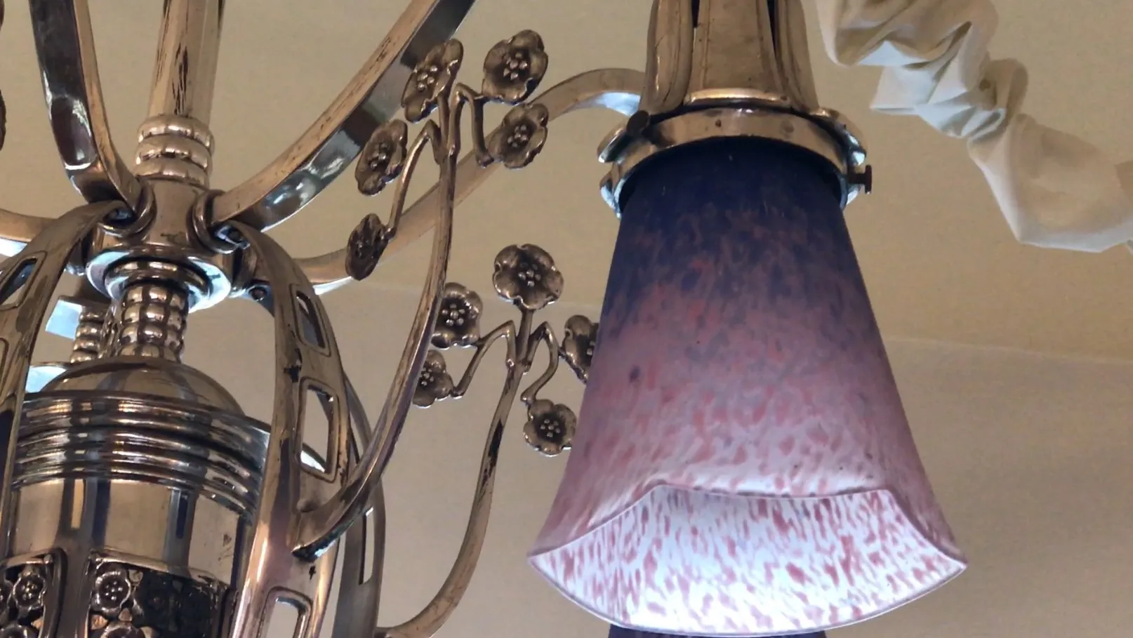 Lâmpada de teto antiga com cúpula azul e detalhes florais