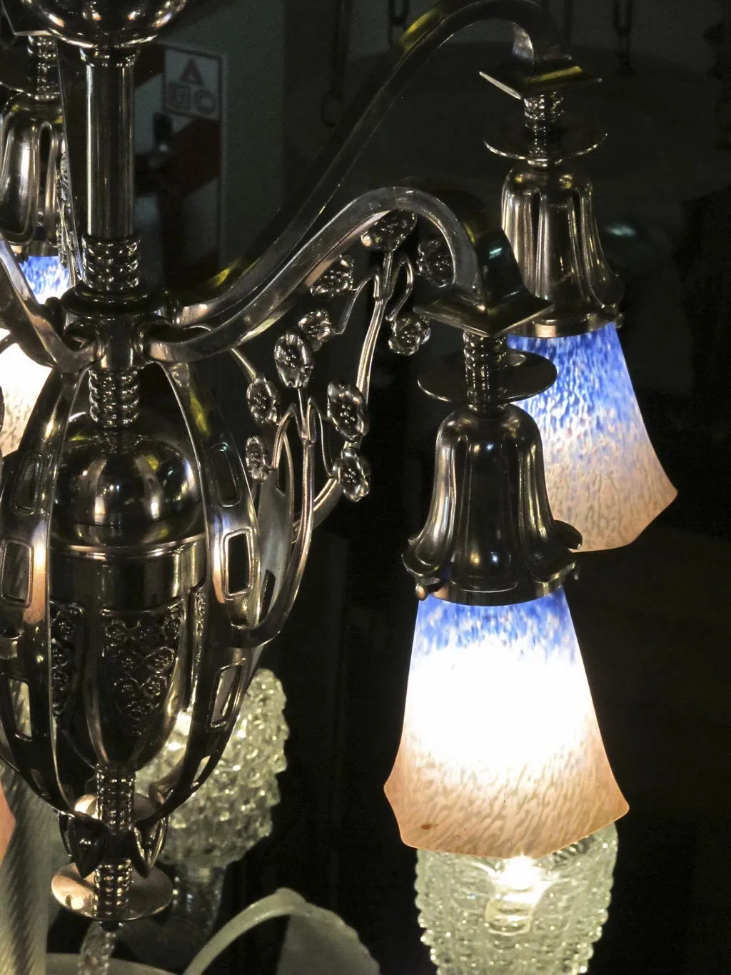 lampada a sospensione antica con dettagli in cristallo e design elegante, atmosfera soffusa