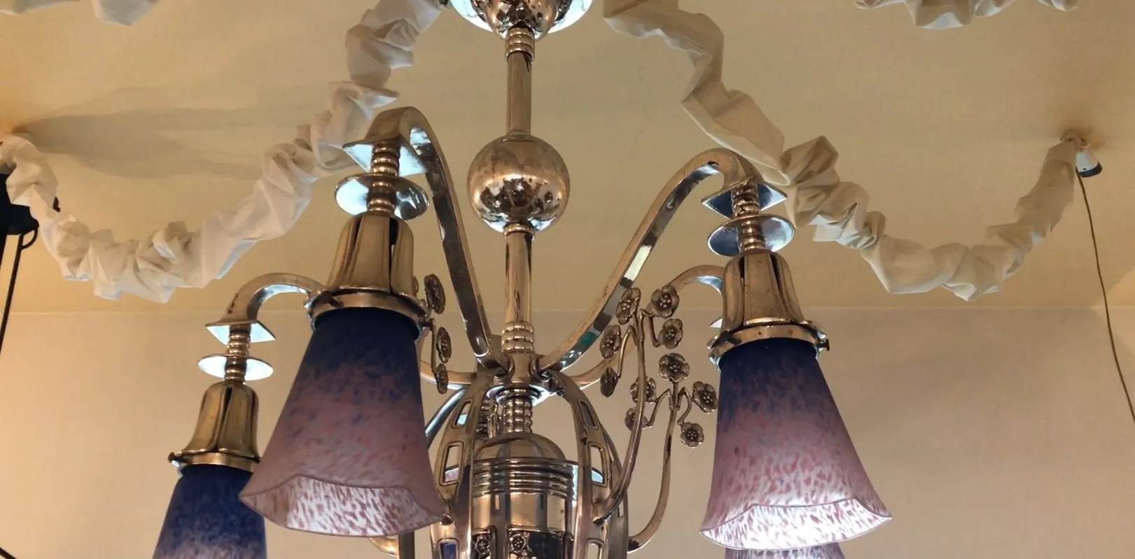 مصباح معلق قديم مع ظلال زجاجية زرقاء.