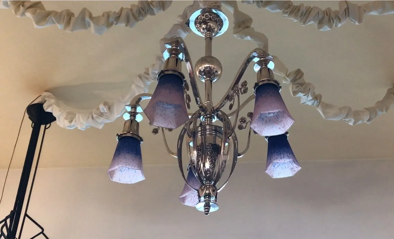 Lustre ancien avec abat-jours en verre bleu et rose