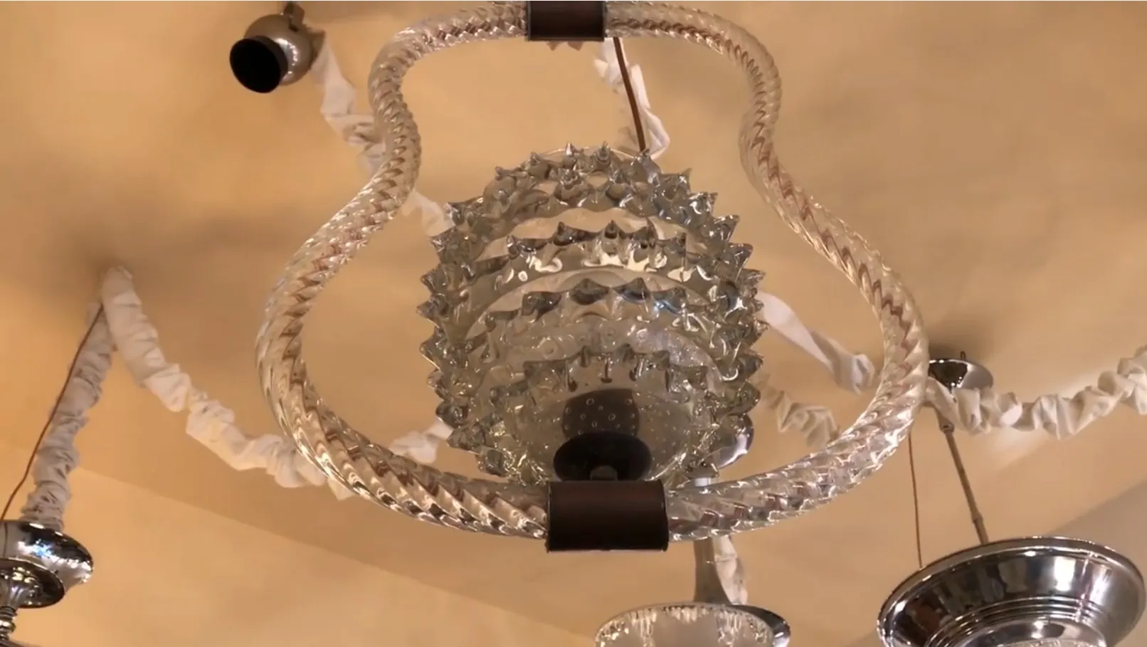 lustre ancien en verre, éléments décoratifs dans l'environnement