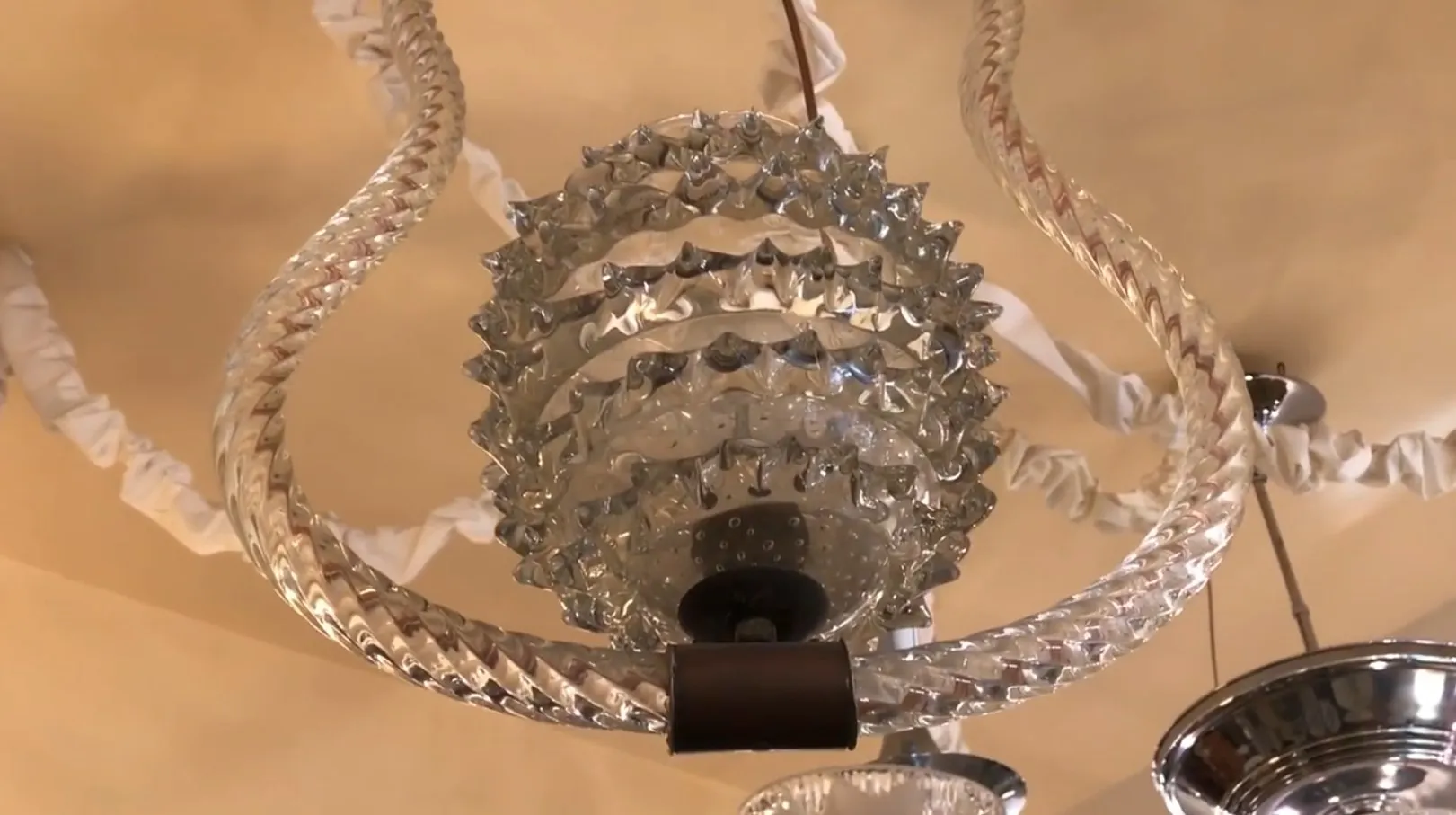 lustre ancien avec design distinctif en verre, mazzega murano, dans un cadre classique