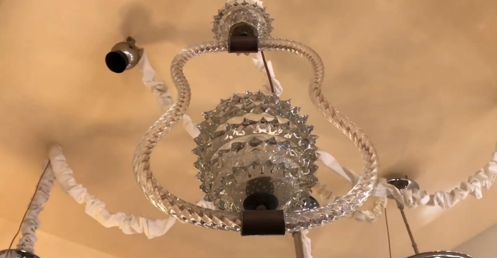 Antike Hängelampe mit elegantem Design, Mazzega glassworks, in einer gemütlichen Atmosphäre.