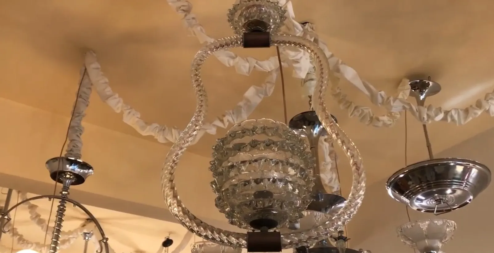 مصباح معلق قديم بتصميم زجاجي وأنيق، mazzega murano، في بيئة مريحة