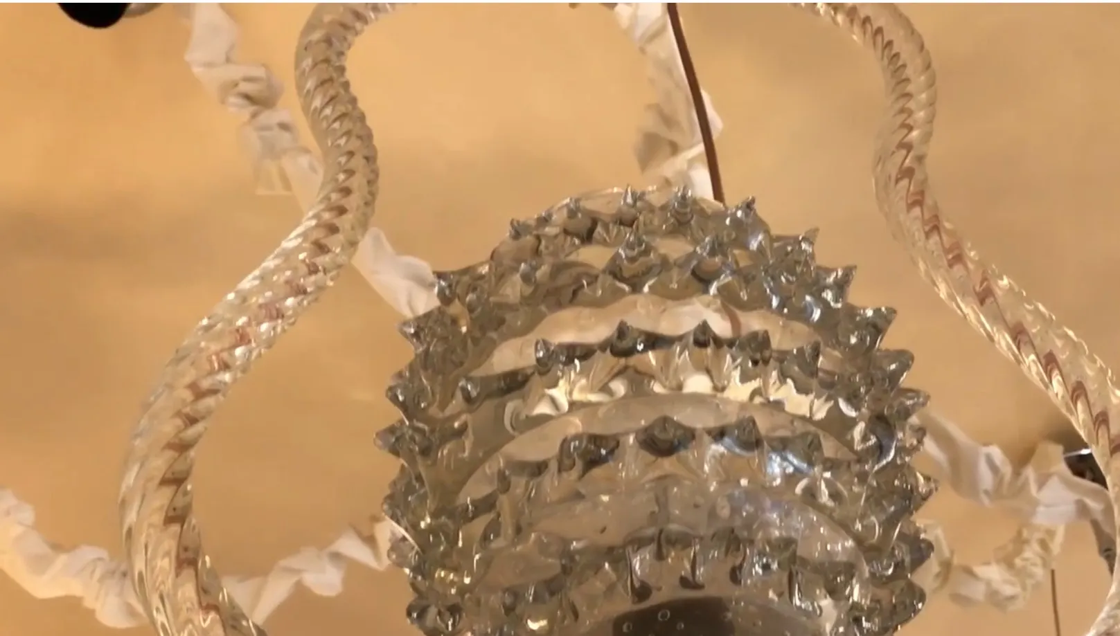 antiga lâmpada de teto da Mazzega glassworks com detalhes decorativos, ambiente elegante