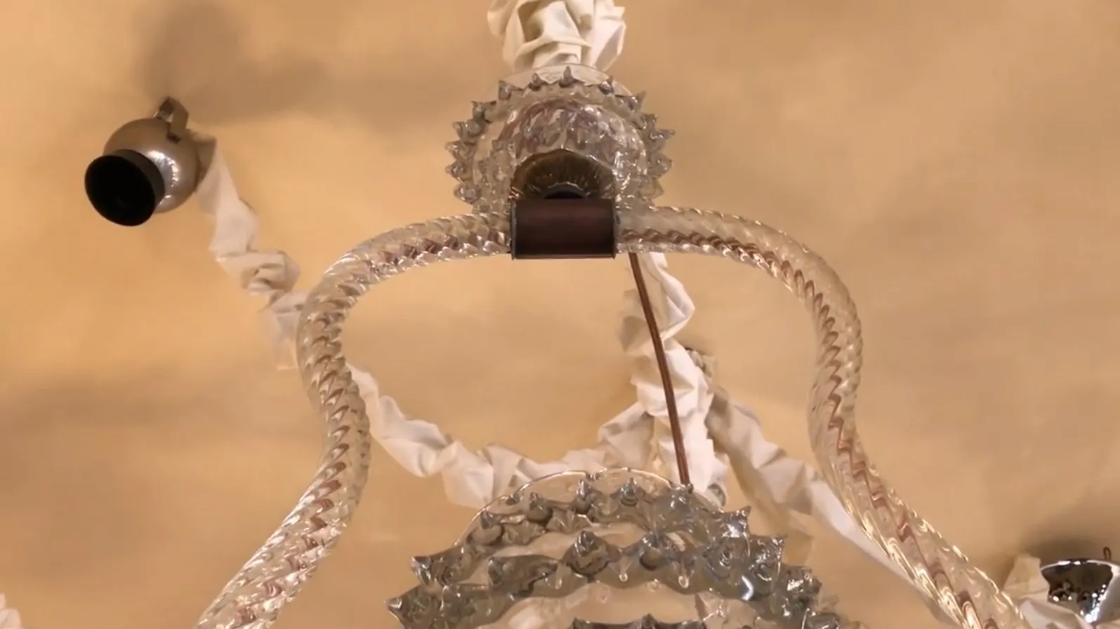 Lámpara de techo antigua de cristal con detalles ornamentales, ideal para ambientes clásicos.