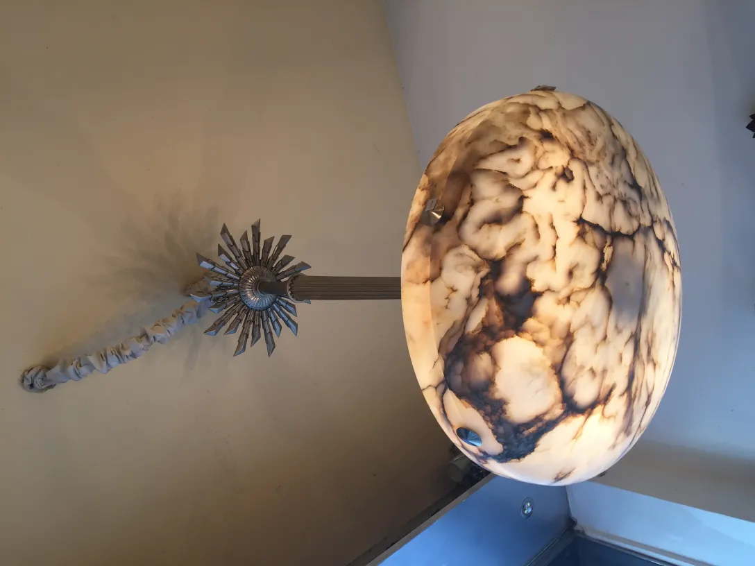 Lampada a sospensione antica con diffusore di vetro unico in un'atmosfera soft.