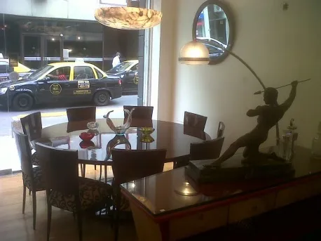 Lámpara de techo antigua elegante sobre una mesa, ambiente acogedor.