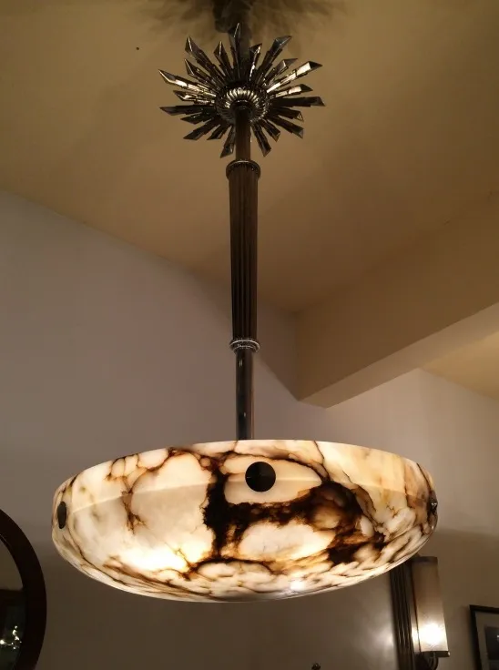 Lustre antique avec un design unique dans des tons clairs