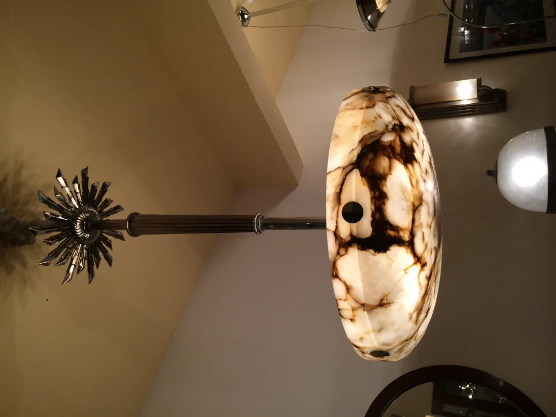 Lustre antique avec un design unique, dans un environnement accueillant.