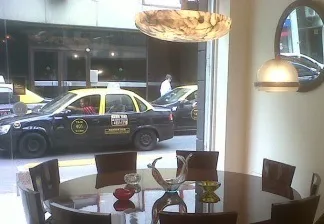 Lâmpada de teto antiga com design único em um ambiente acolhedor.