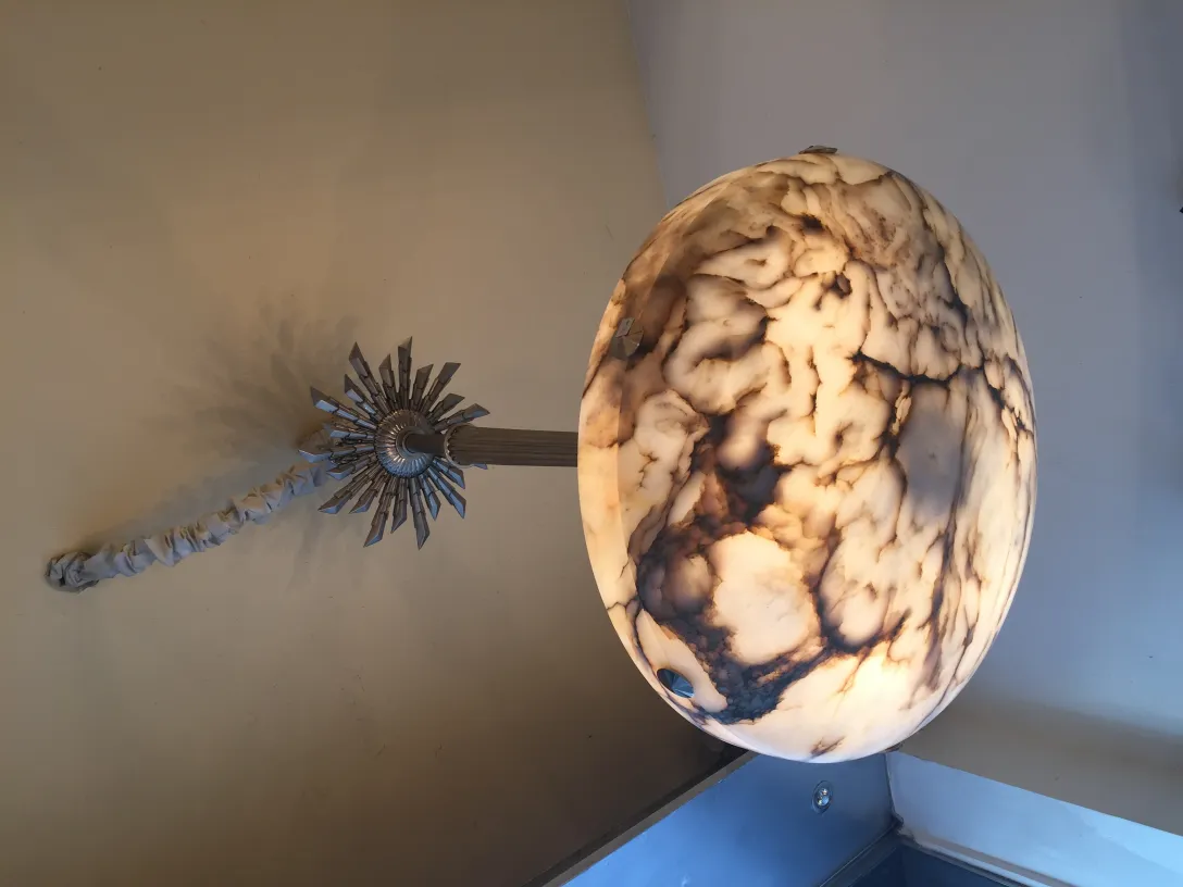 Lampada a sospensione antica con forma ovale e motivo marmoreo, atmosfera classica