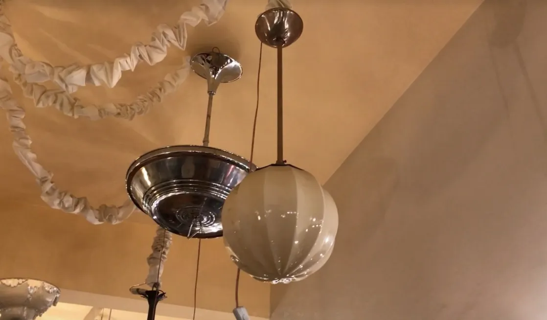 Lâmpada de teto antiga com design clássico, ambiente acolhedor.