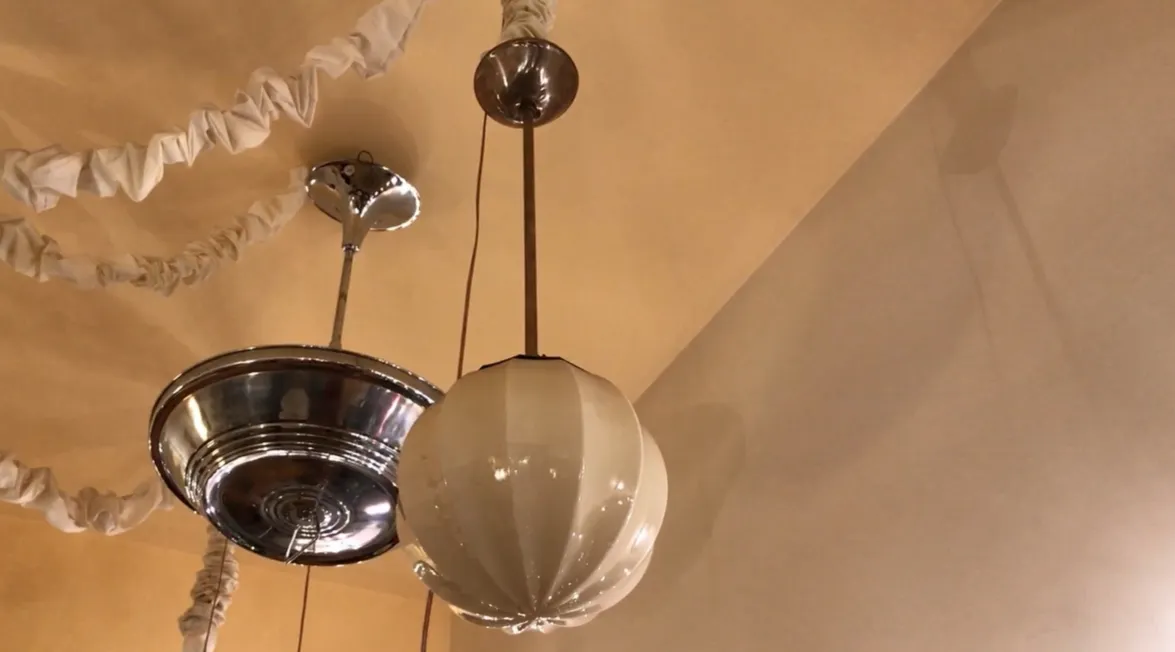 Lustre antique avec globe blanc dans un cadre élégant