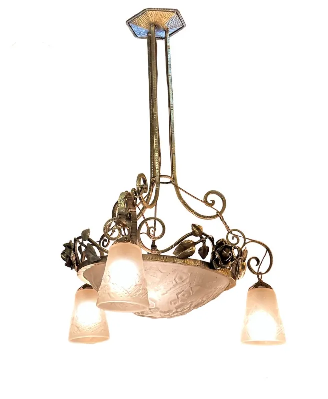 Antique hanging lamp with soft light and floral details in glass.