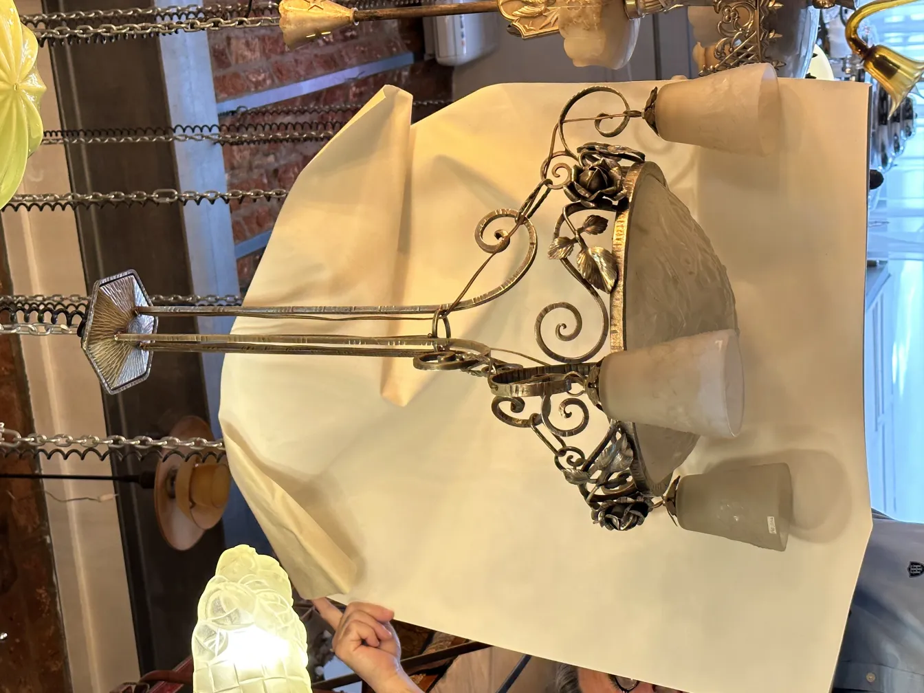 lampada a sospensione antica con dettagli floreali e tre lampadine in un'atmosfera accogliente