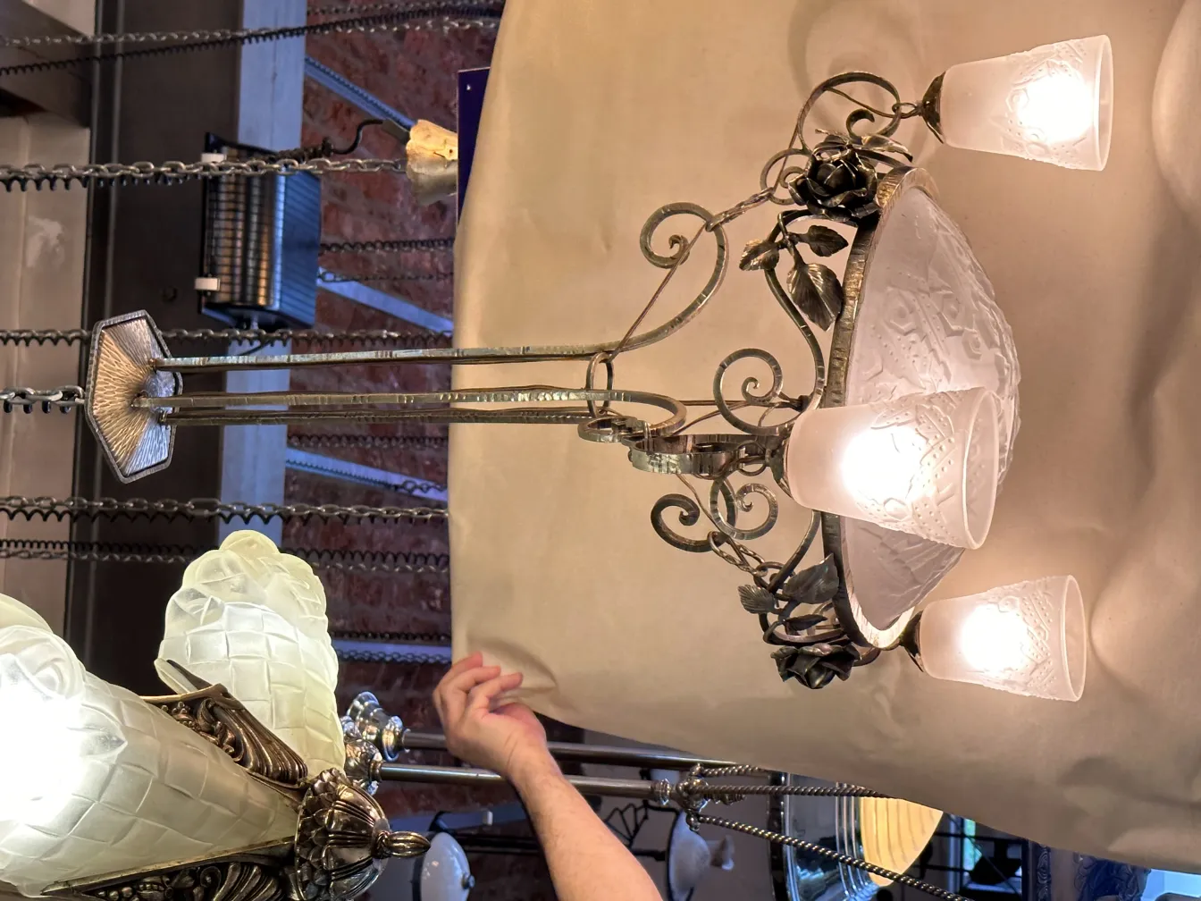 Lámpara de techo antigua de cristal con varios brazos luminosos.