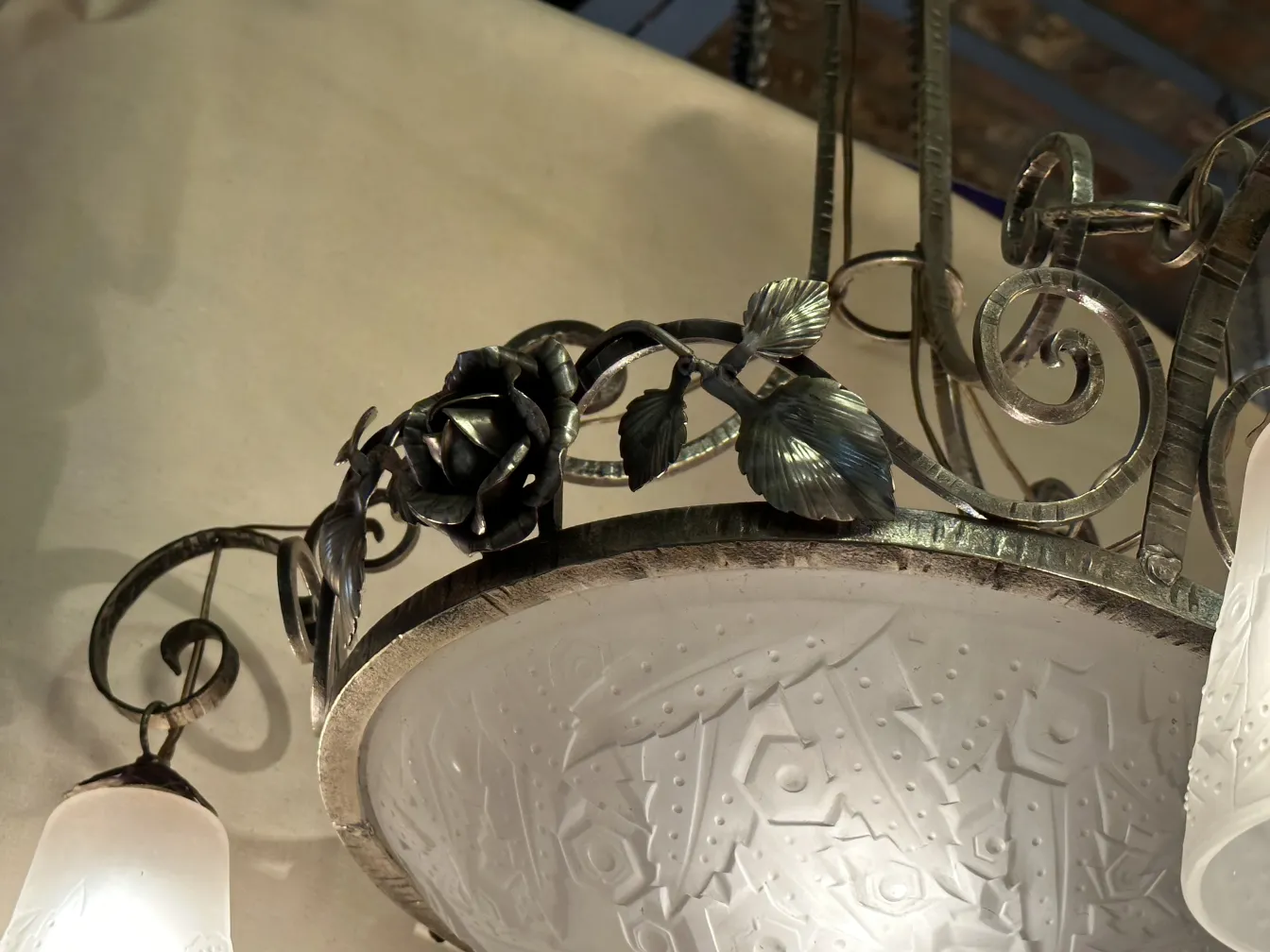 Antique hanging lamp with rose and leaf details in iron.