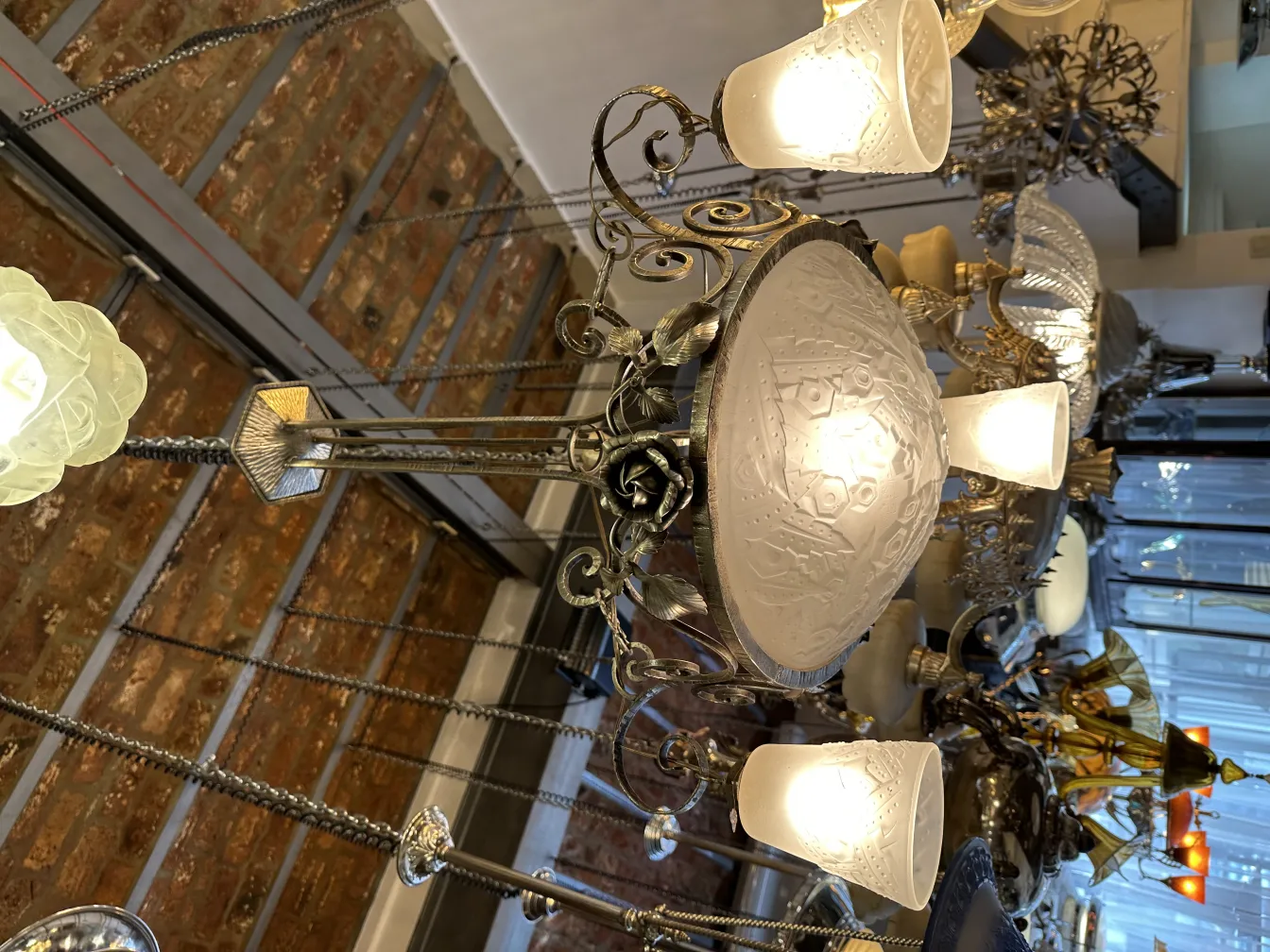 Lampada a sospensione antica con stile elegante e dettagli decorativi