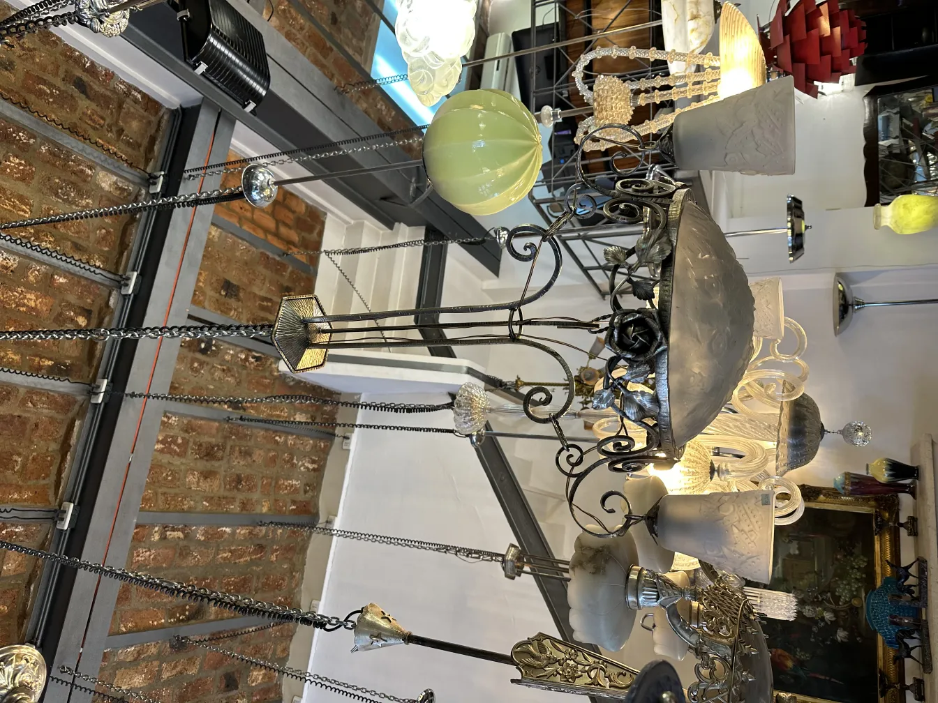 lustre ancien avec détails élégants dans un cadre attrayant