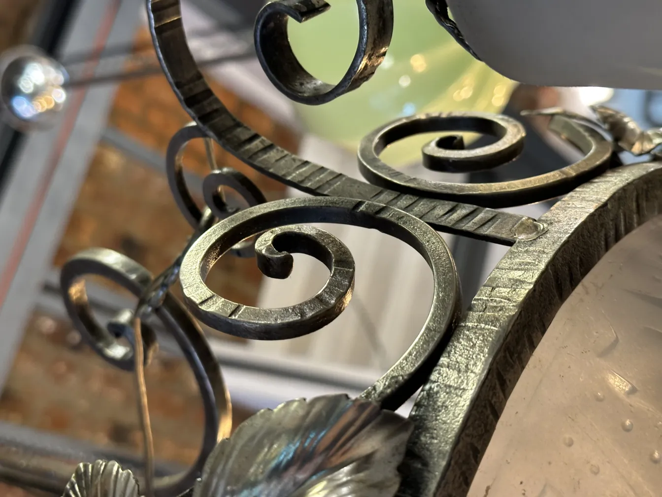 Lámpara de techo antigua con diseño ornamental en metal.