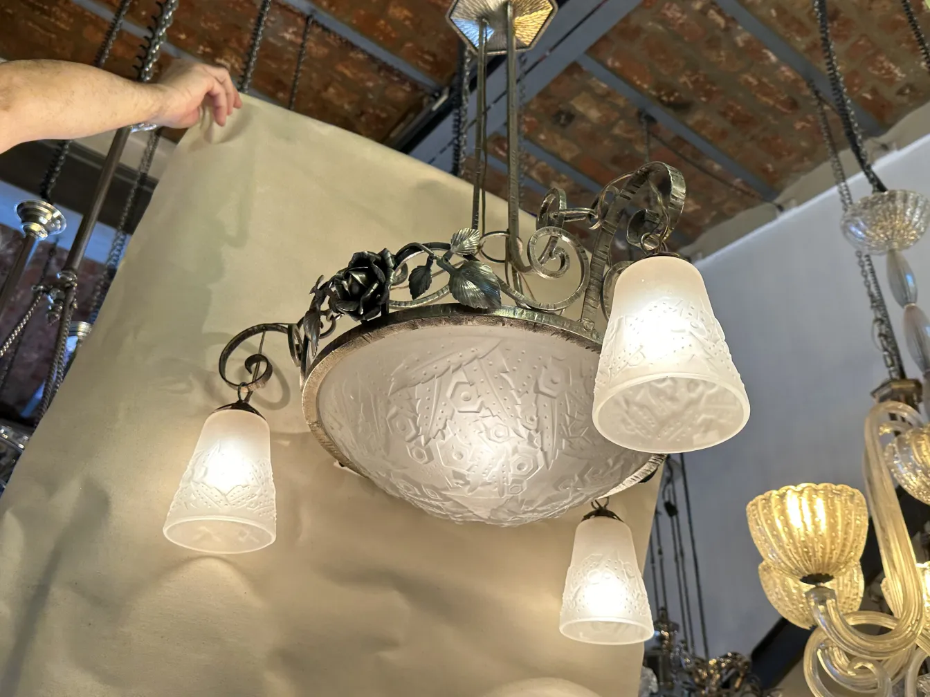 Lâmpada de teto antiga de vidro com detalhes decorativos