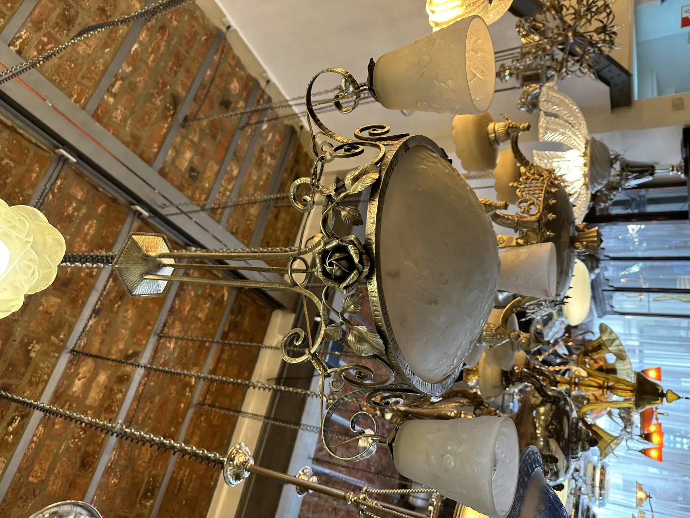 مصباح معلق قديم مع عدة كرات ضوئية، جو أنيق.