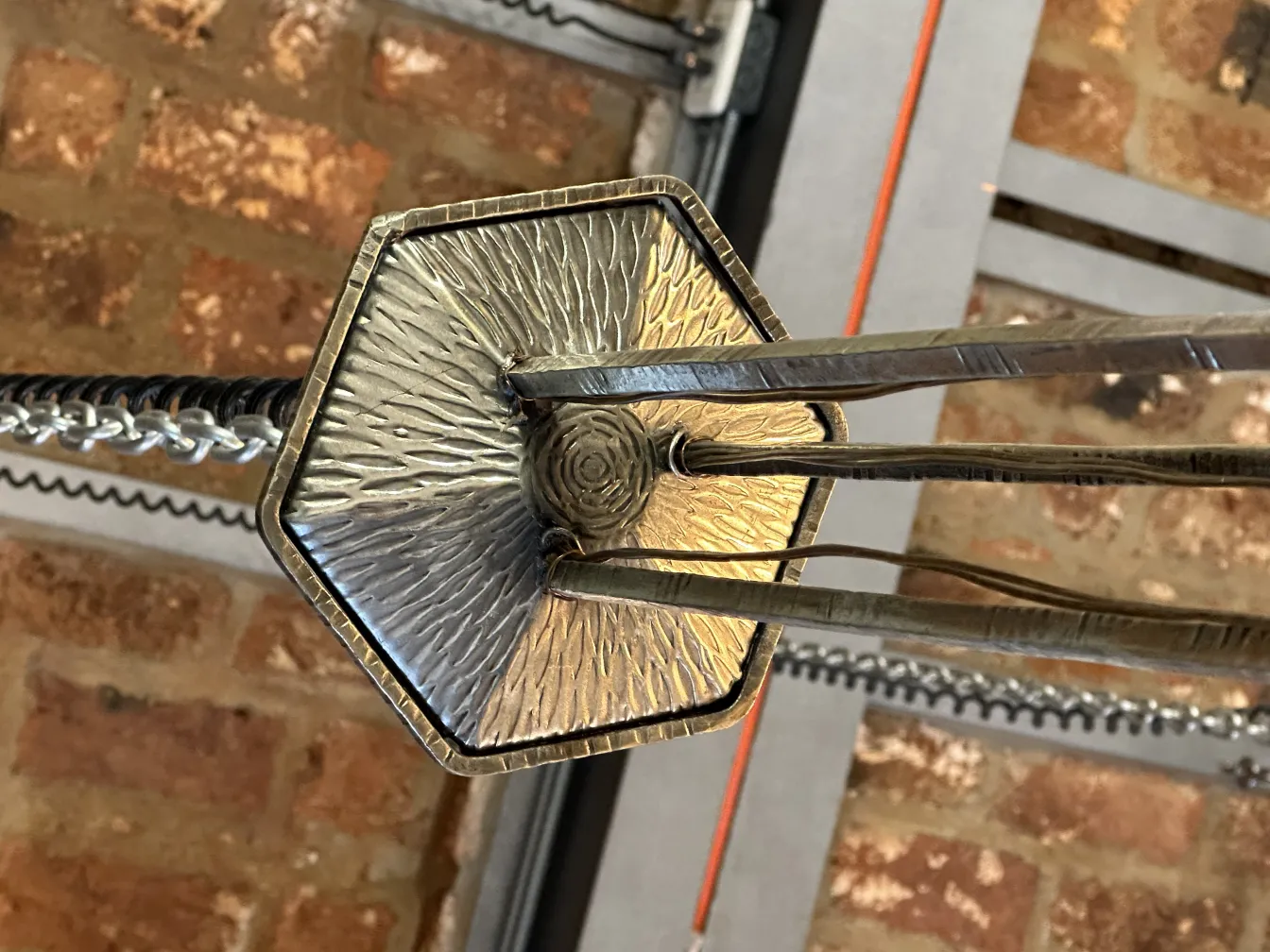 Lampada a sospensione antica con dettagli elaborati.