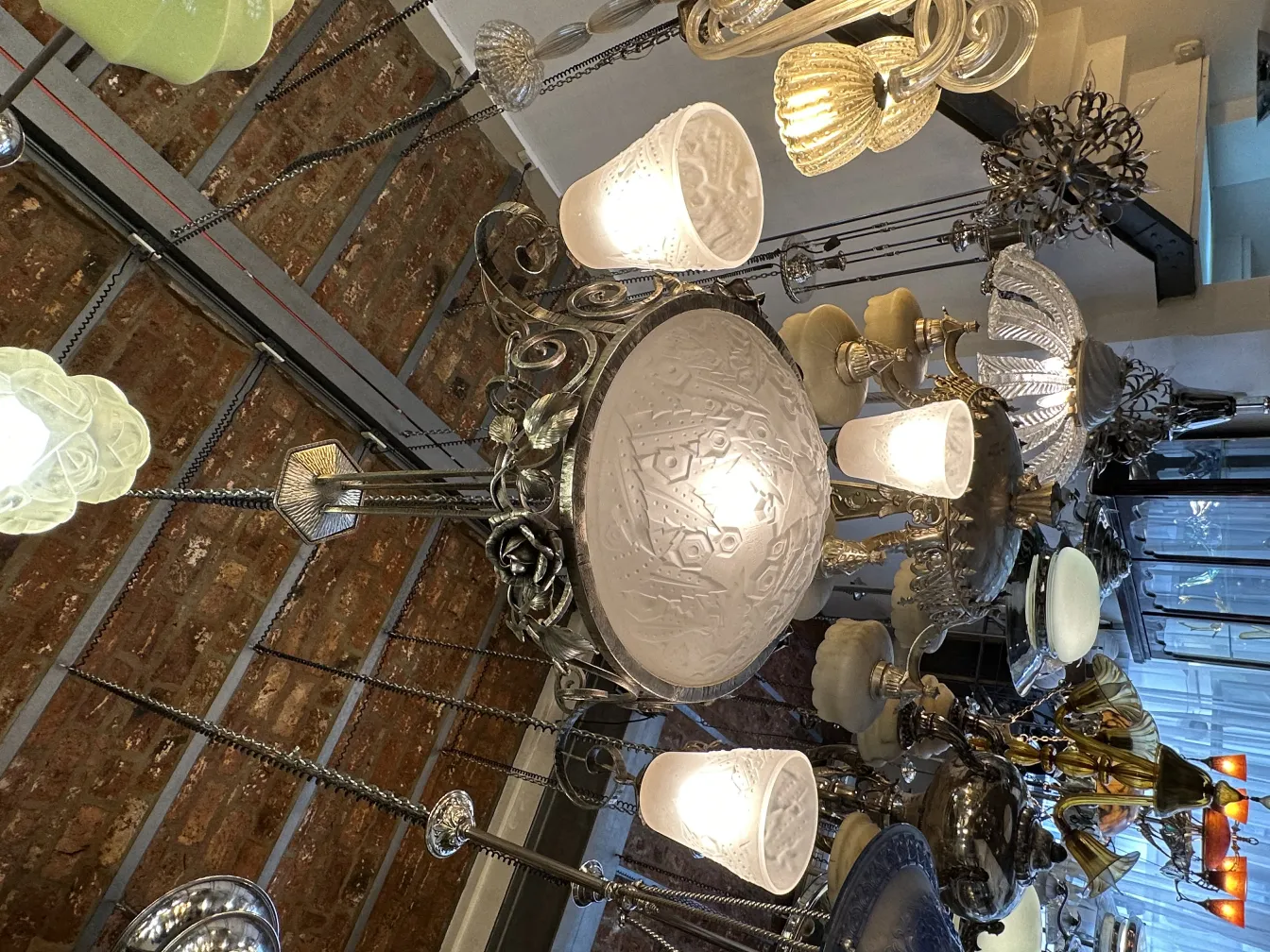 Lampada a sospensione antica con disegni intricati e luce soffusa.