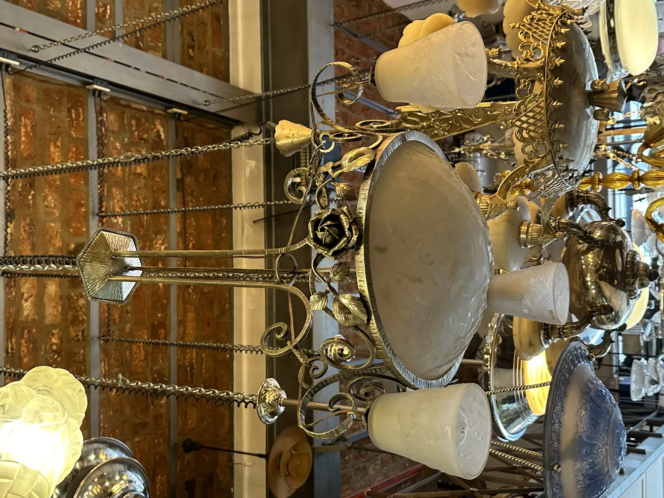 Lustre ancien avec des détails complexes dans un cadre élégant.