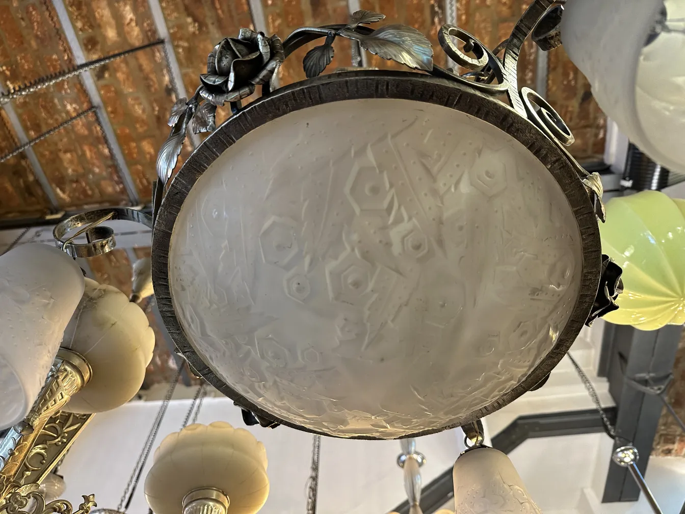 Lampada a sospensione antica con design in vetro intricato, atmosfera accogliente.