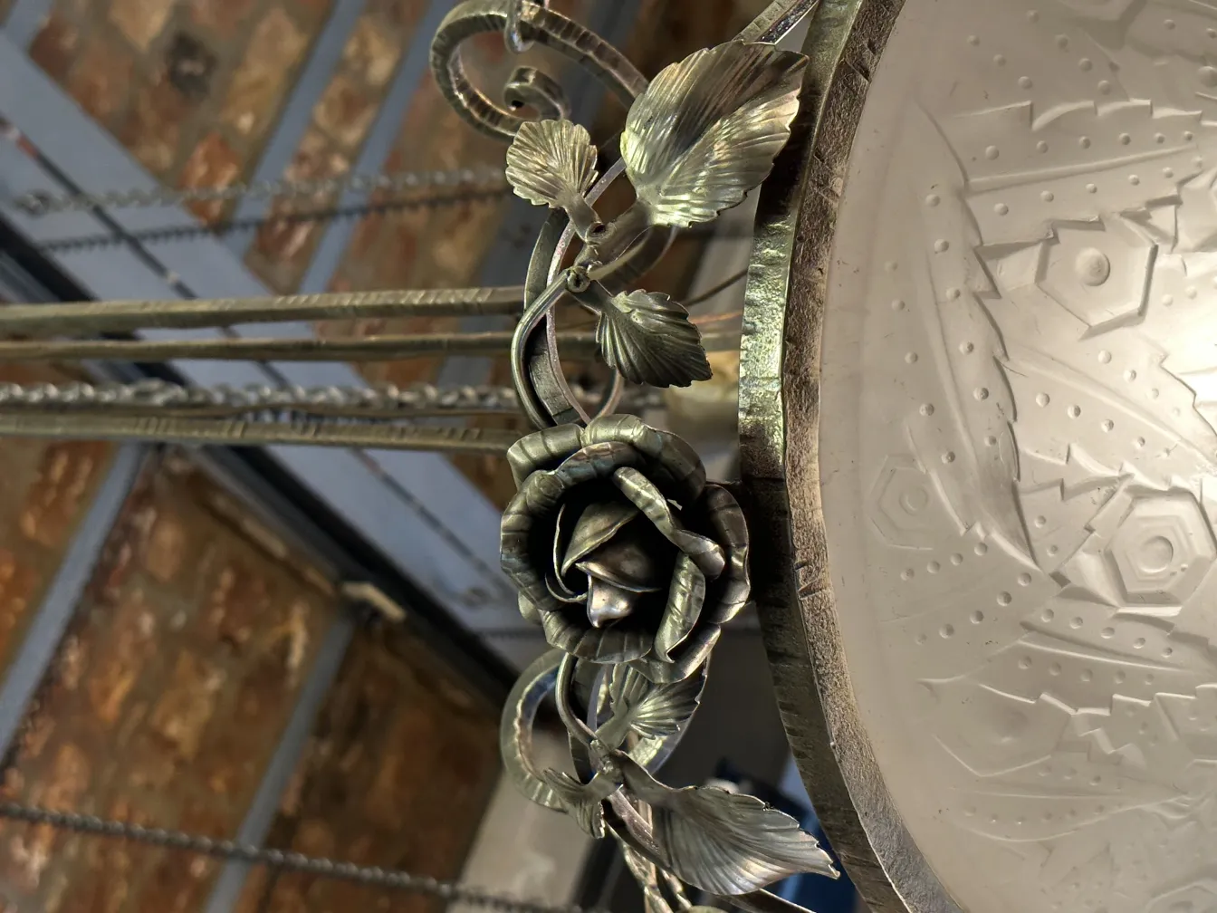 lampada de teto antiga com flores em um ambiente rústico