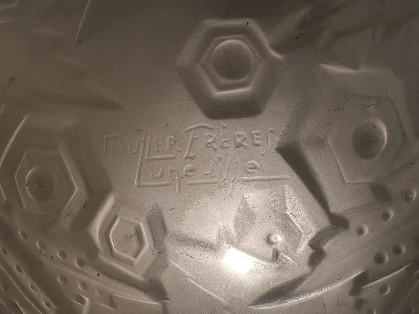 古董吊灯，独特的几何设计。