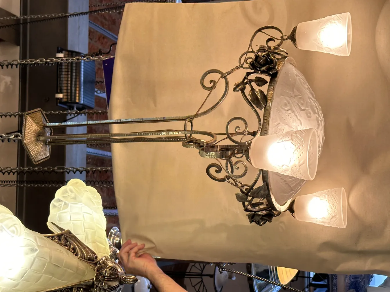 Elegante lámpara de techo antigua con detalles en vidrio