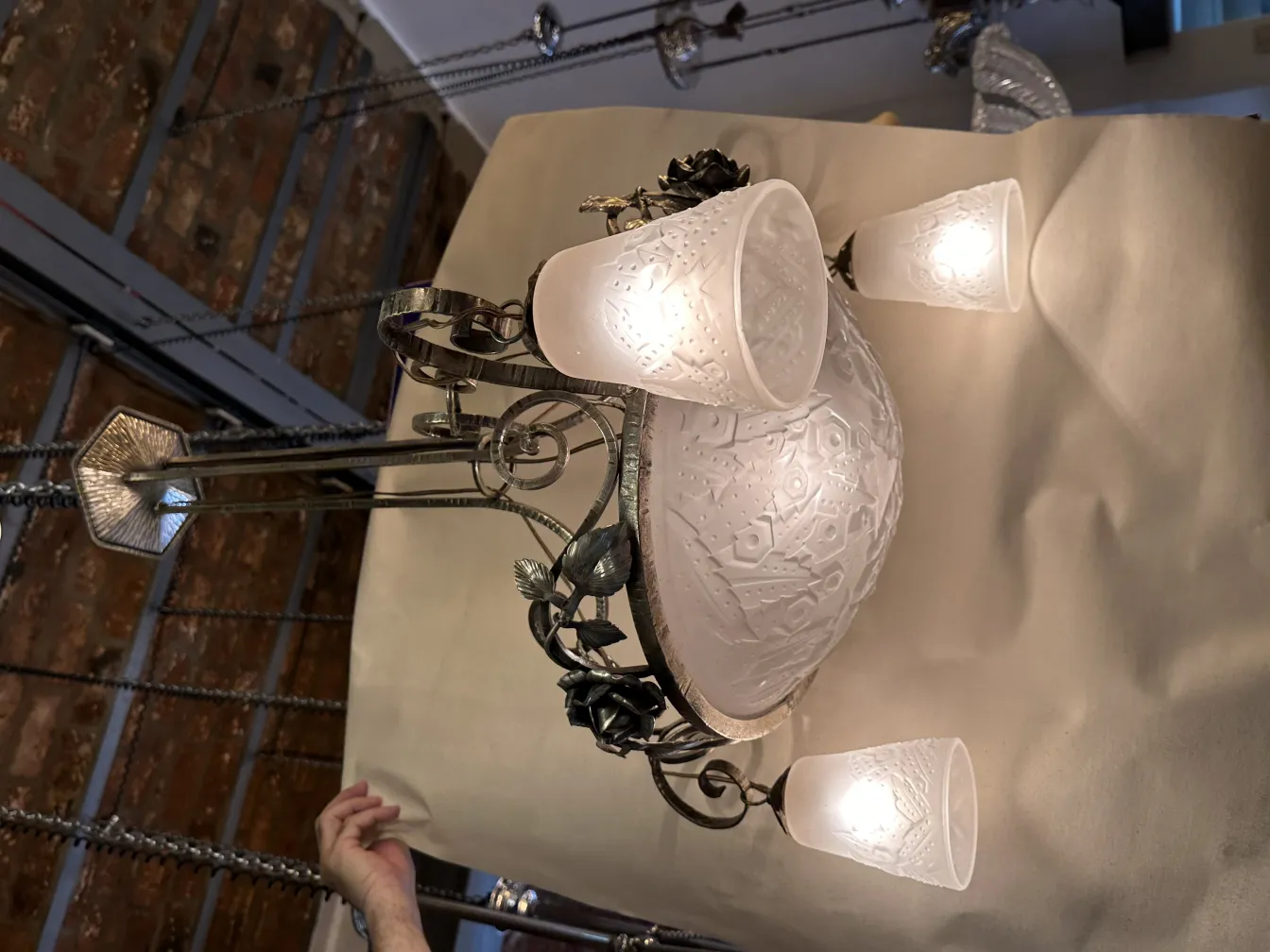 Lampada a sospensione antica con vetro satinato ed elementi decorativi.