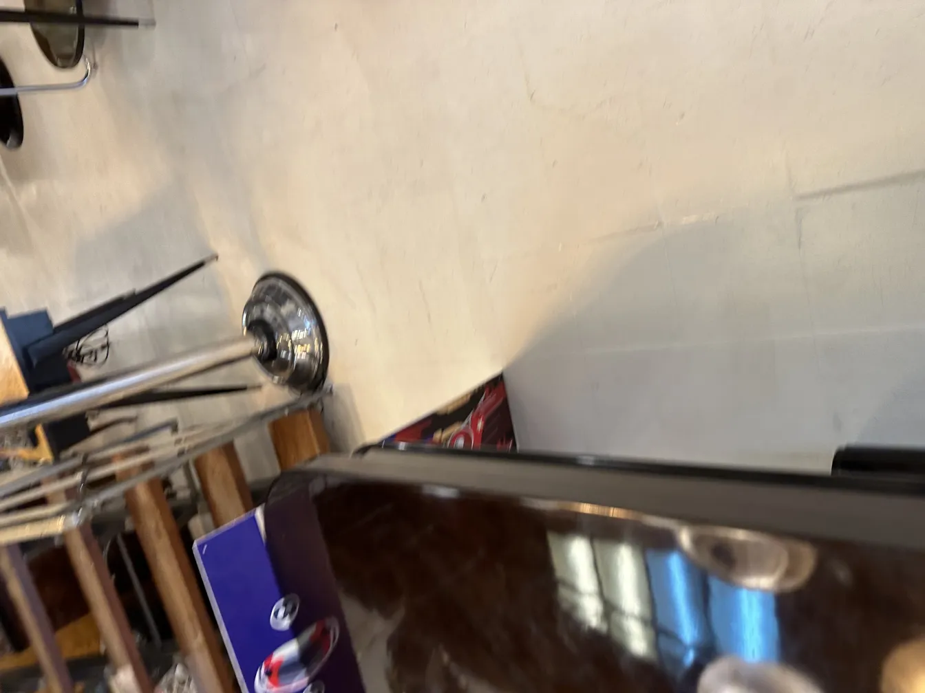 Lámpara de techo antigua brillante en un ambiente rústico.