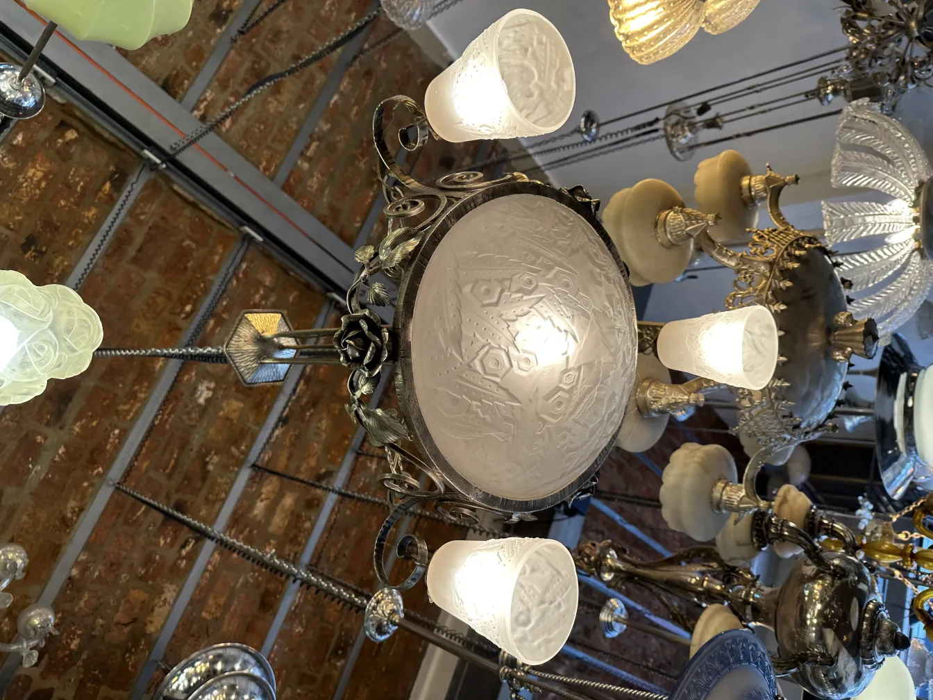 Lâmpada de teto antiga com design intrincado e luz suave.