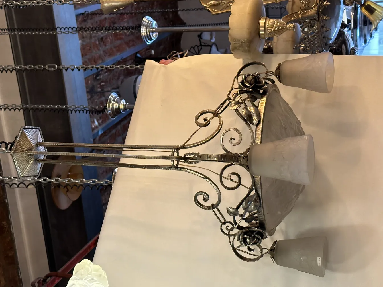 Lámpara de techo antigua con decoración elaborada y pantallas de vidrio