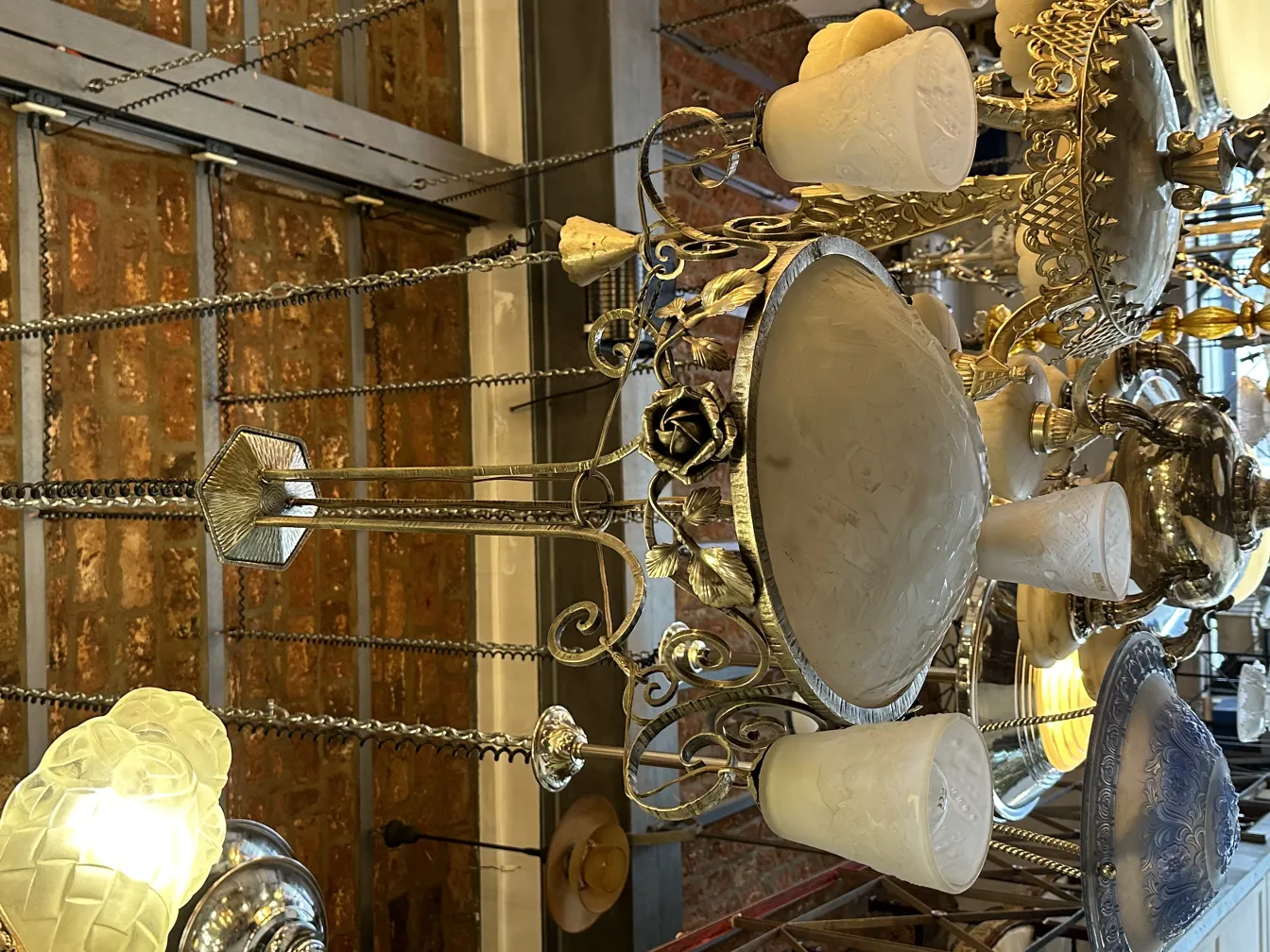 Lampada a sospensione antica con elementi floreali decorativi, atmosfera accogliente.