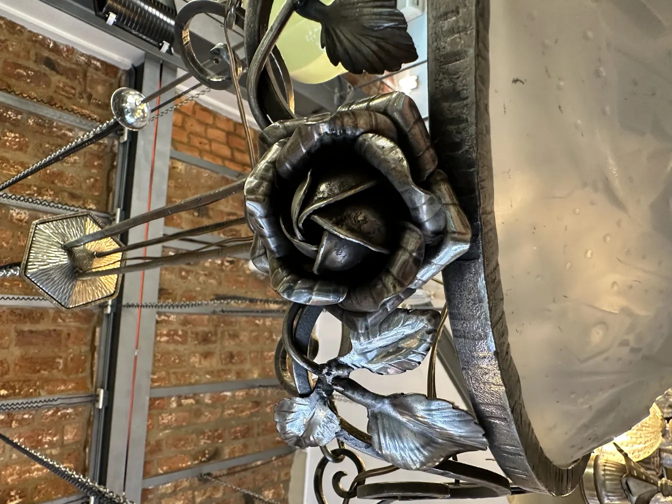 Lâmpada de teto antiga decorada com rosas