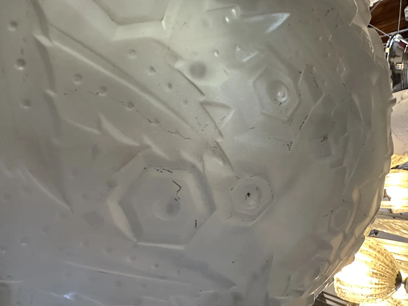 पुरानी लटकती हुई दीपक अद्वितीय पैटर्न के साथ आरामदायक वातावरण में