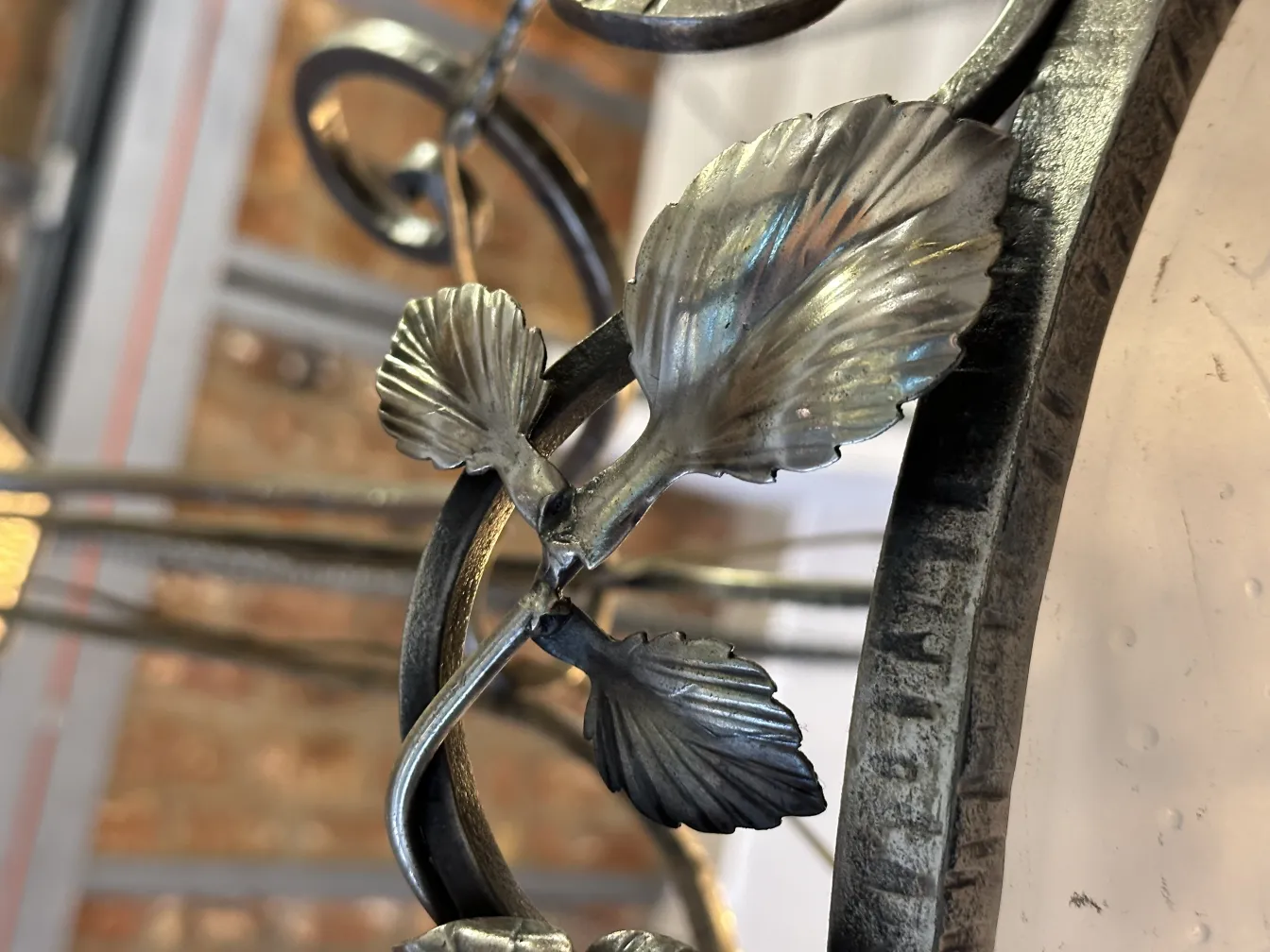 lámpara de techo antigua con detalles ornamentales finos.