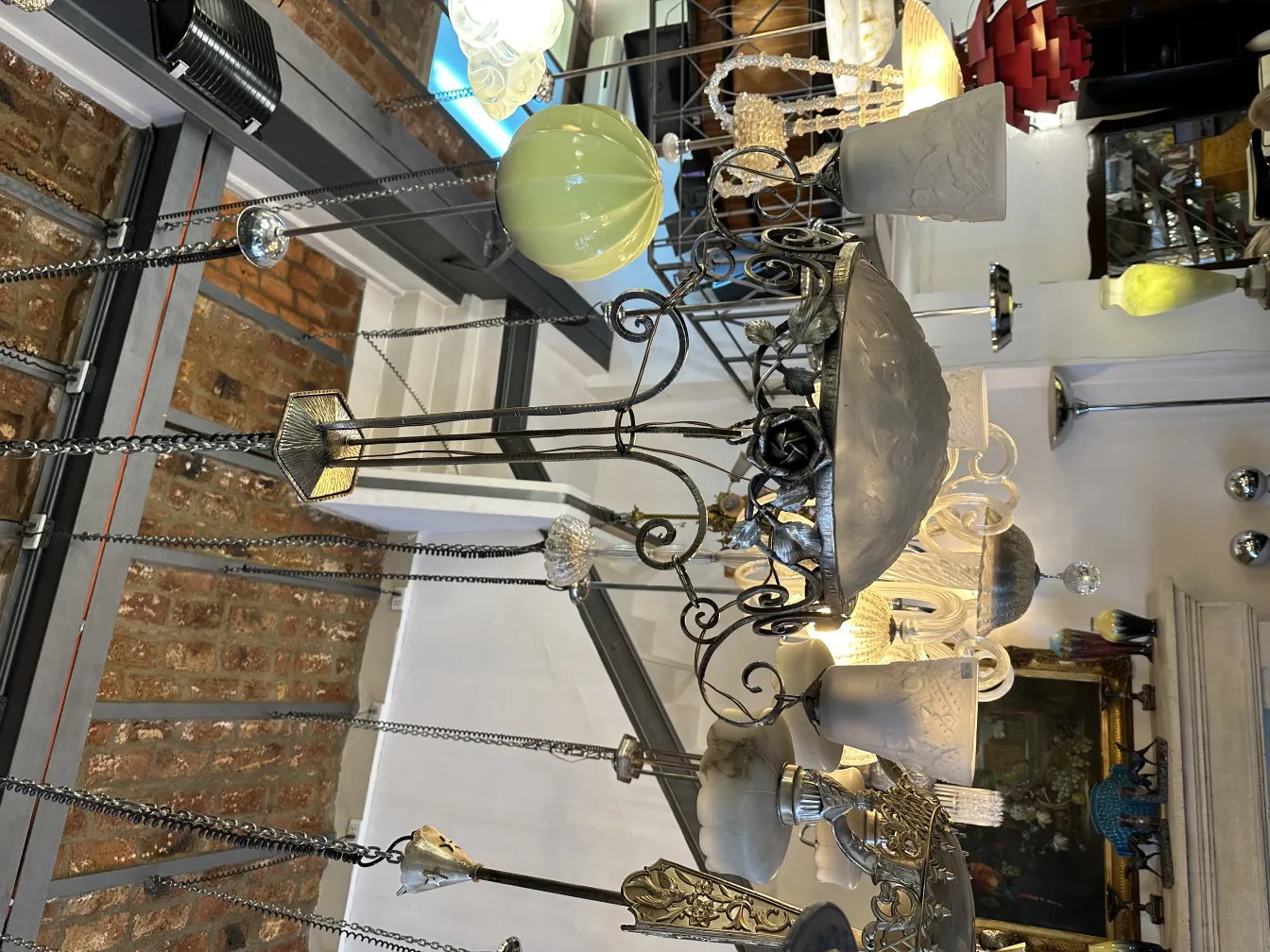 Lustre ancien avec des détails décoratifs dans un cadre élégant.